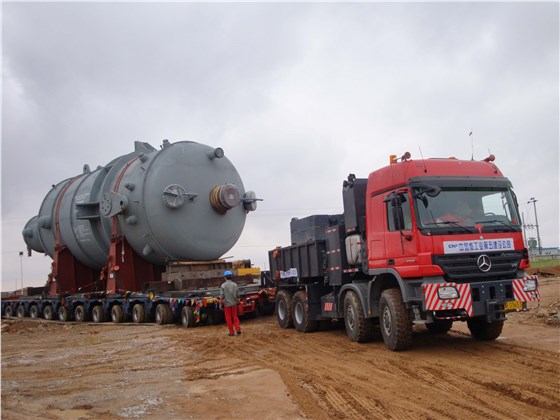 超重型车辆通过现场内部泥泞路面